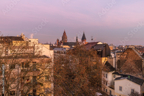 Sonnenaufgang über der Mainzer Altstadt an einem Wintermorgen © parallel_dream