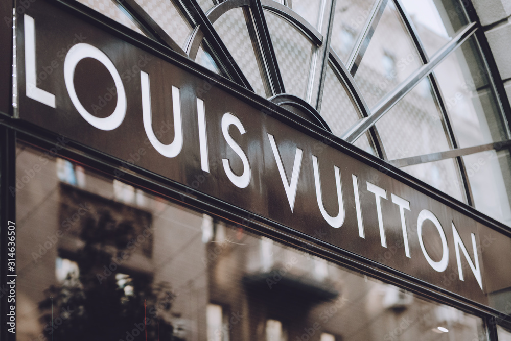 elke keer virtueel Peer Louis vuitton boutique. Signboard logo brend sign of Gucci on store, shop,  mall, boutique. Kiev, Ukraine - September 02, 2019 Stock Photo | Adobe Stock