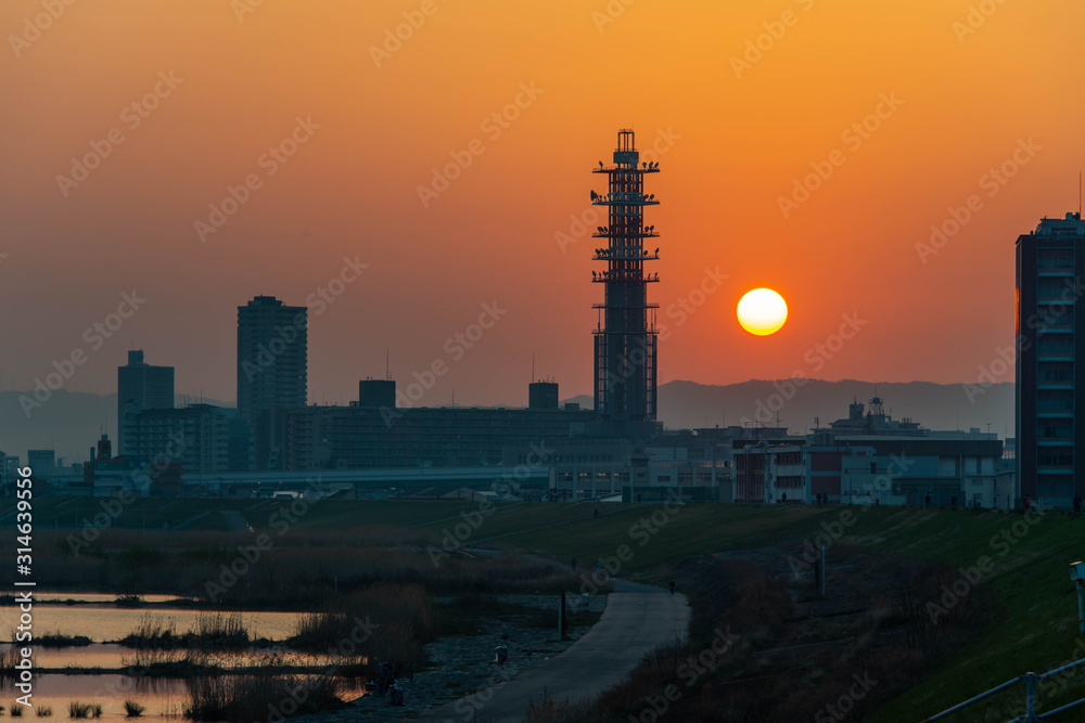 Fototapeta premium 朝日と淀川と塔のような建築物