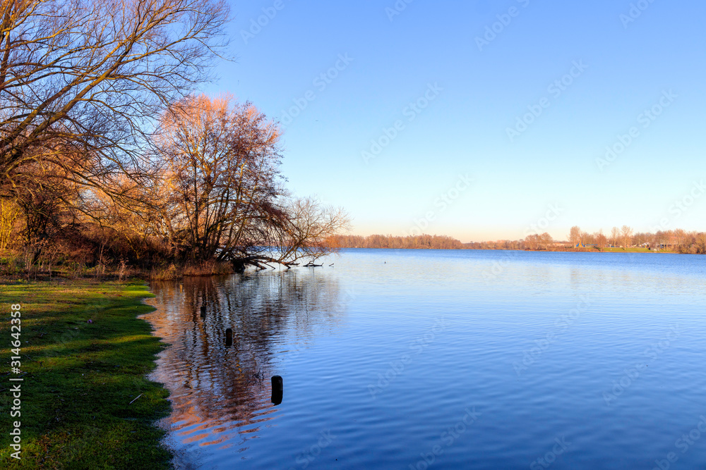 Fototapeta premium Sur le bord de l'eau en Hollande