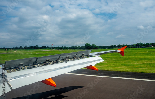 Εκτύπωση καμβά Aircraft wing with extended flaps and spoilers while landing on the runway in th