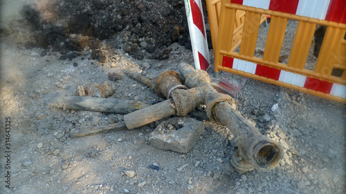 ncsp2 NewConstructionSitePicture ncsp - german: Straßenbau / Alte Wasserleitungen / Trinkwasser / Schadhafte Rohre / Korrosion - Wasserrohre auf der Baustelle. - 16zu9 - g8927 photo