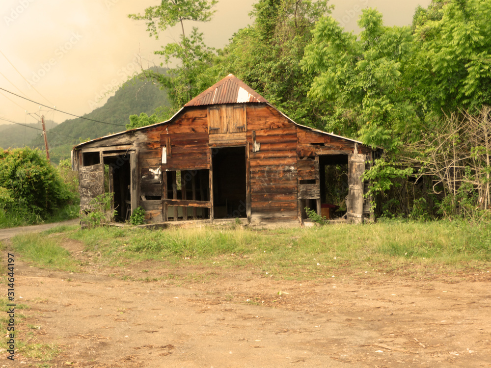 Cases créoles dans l'archipel de Guadeloupe en bois en tole ondulée Cases créoles dans l'archipel de Guadeloupe en bois en tole ondulée