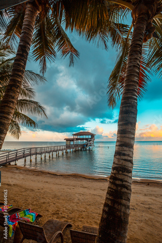 Roatán, Honduras »; January 2020: Sunrise at Sandy Bay Beach on Roatán Island