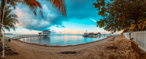 Roatán, Honduras »; January 2020: Panoramic Sunrise at Sandy Bay Beach on Roatán Island