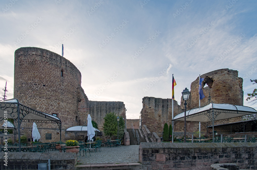 Ruine der Burg Neuleiningen in Rheinland-Pfalz in Deutschland