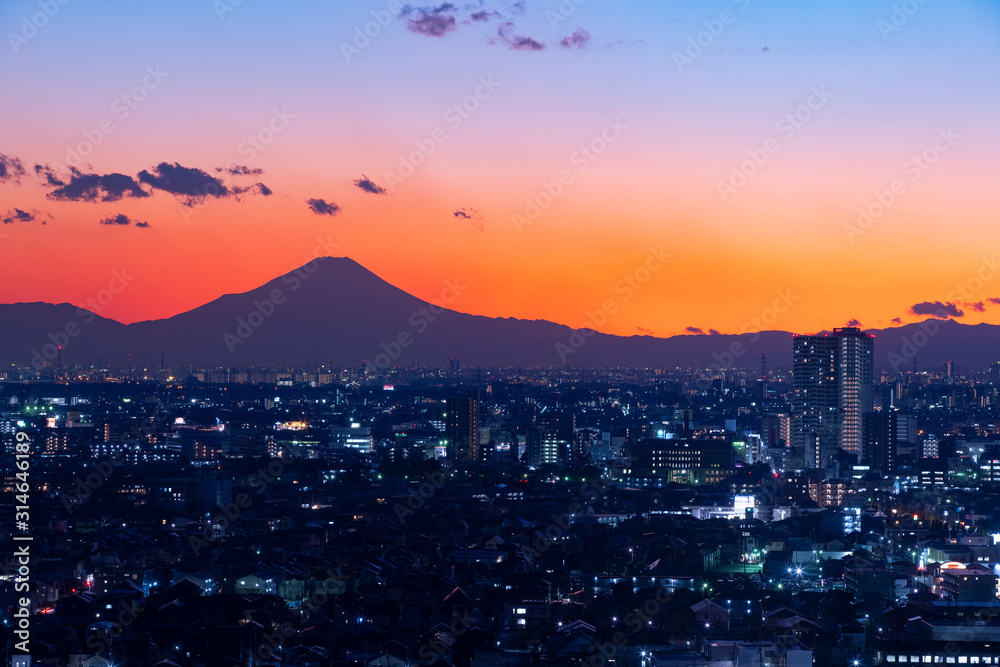 富士山と都市の夕景