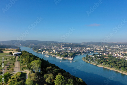 Koblenz von oben mit Deutschem Eck und Moselmündung und der Seilbahnstation am Festungspark