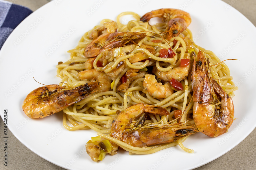 spaghetti aux crevettes grillées et légumes spaghetti aux crevettes grillées et légumes