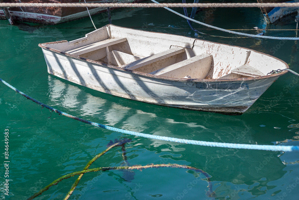 Obraz premium An old fishing boat in the harbor