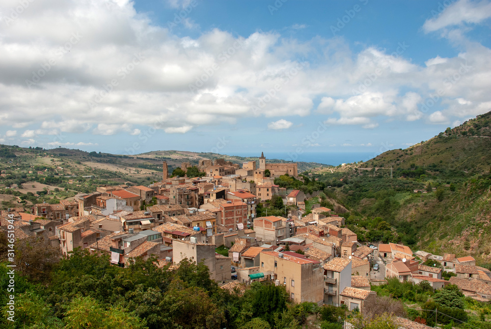 Blick über das Dorf Collesano auf der italienischen Insel Sizilien