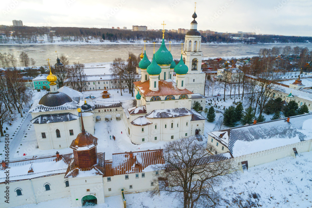 Obraz premium Temples of the old Tolgsky monastery on a January morning. Yaroslavl, Golden Ring of Russia