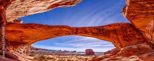 Foto Panoramic picture of natural and geological wonders of Arches national park in U