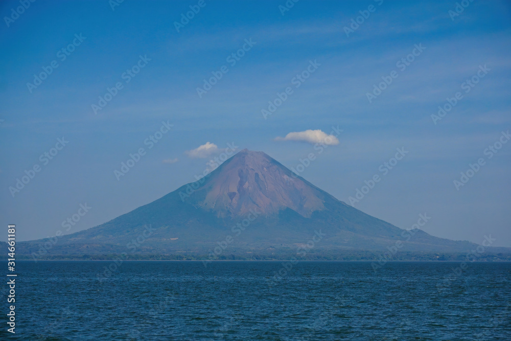 Vulkan Concepción auf der Insel Ometepe in Nicaragua mit blauem Meer und Himmel