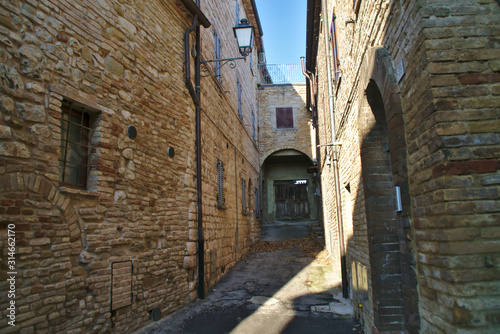 Fototapeta Naklejka Na Ścianę i Meble -  Borgo medioevale marchigiano
