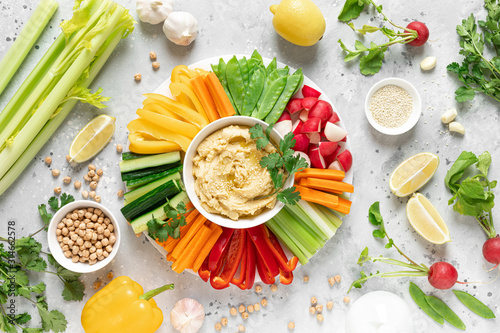 Tableau sur toile Hummus with fresh vegetables, healthy vegetarian food concept, top view