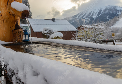 Sonnenaufgang in den Alpen nach einem Schneesturm