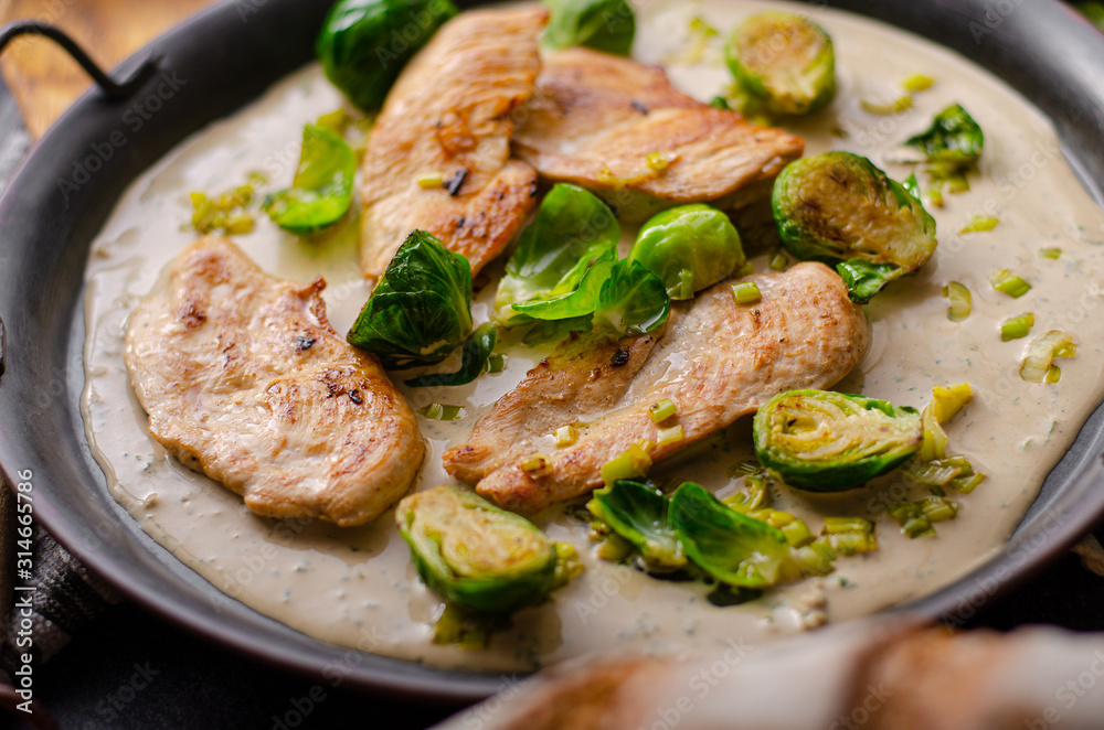 Grilled chicken with garlic cream