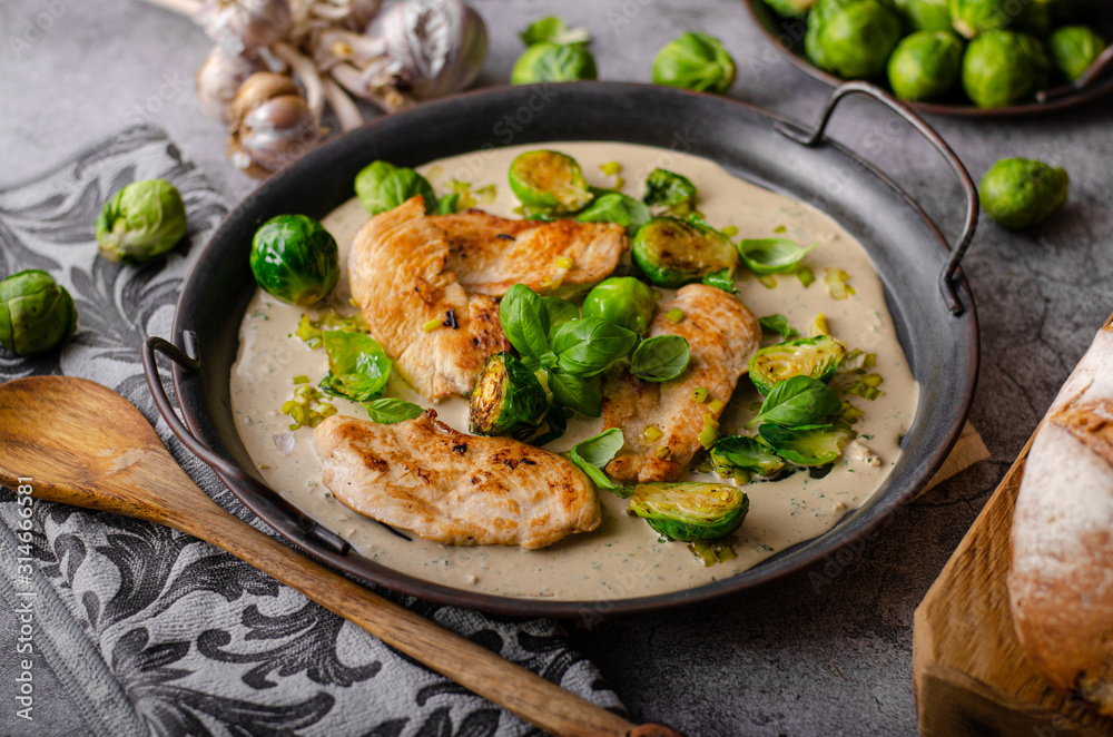Grilled chicken with garlic cream Grilled chicken with garlic cream