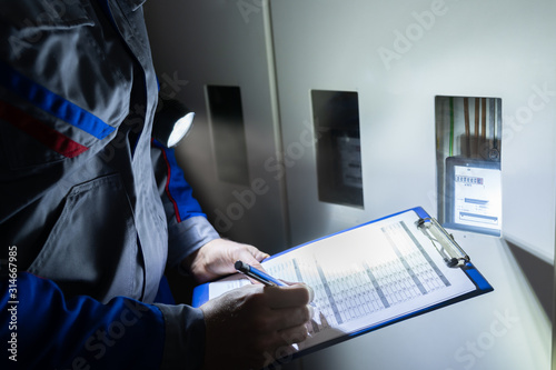Quadro su tela Male Technician Writing Reading Of Meter