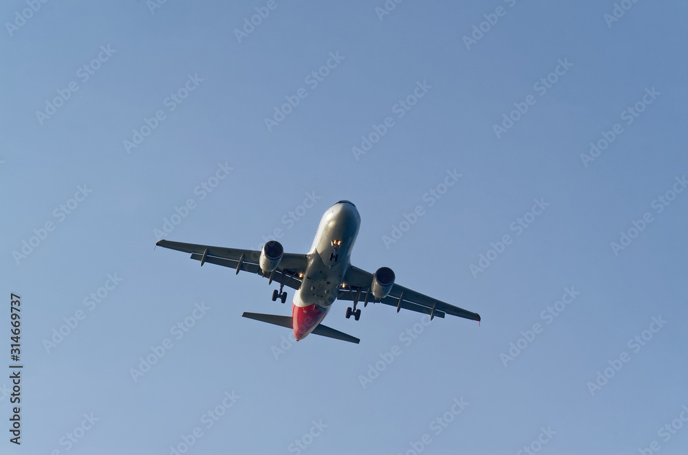 Fototapeta premium Niski kąt widzenia komercyjnego samolotu A320 z nieba