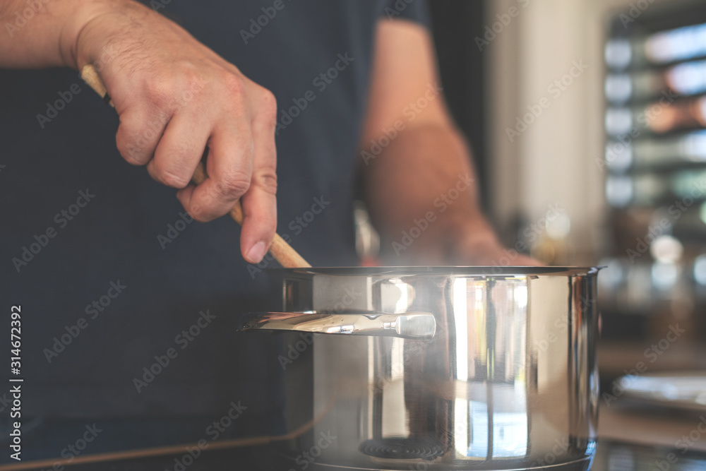 Mann koch in einer modernen Küche Mann koch in einer modernen Küche