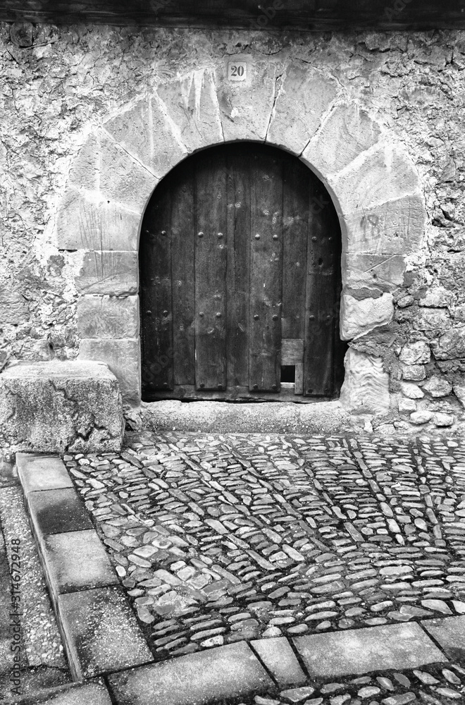 Obraz premium old door in wall