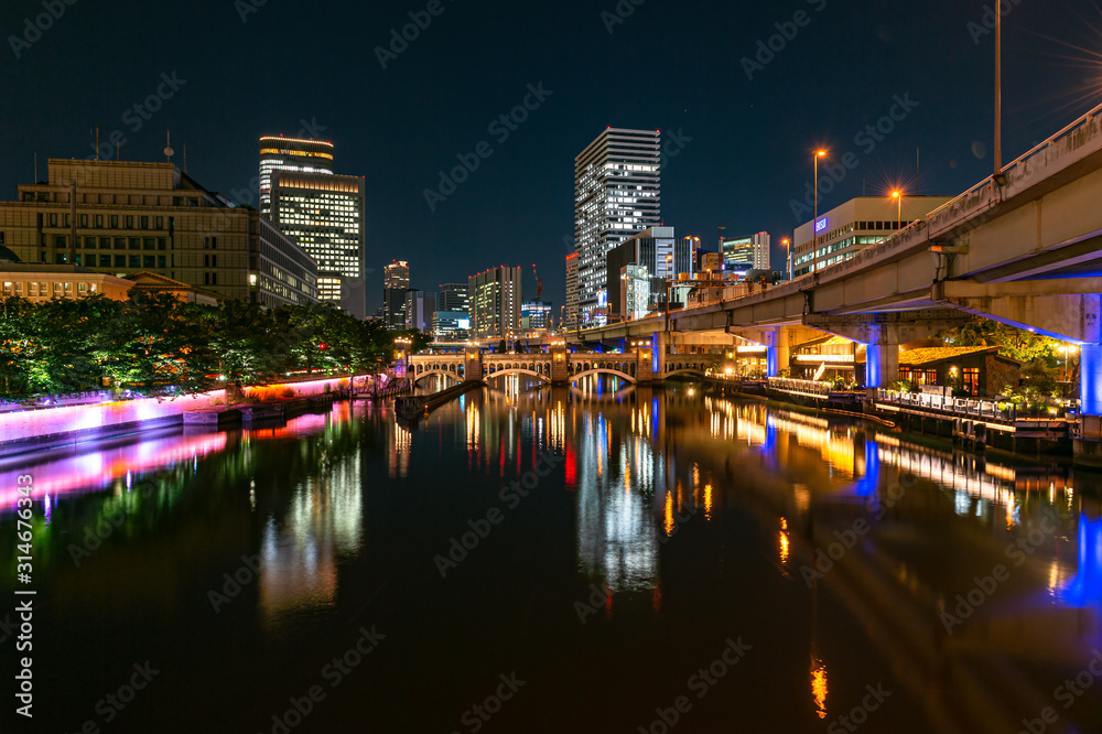 大阪中之島堂島川の夜景、水晶橋と大阪市役所。