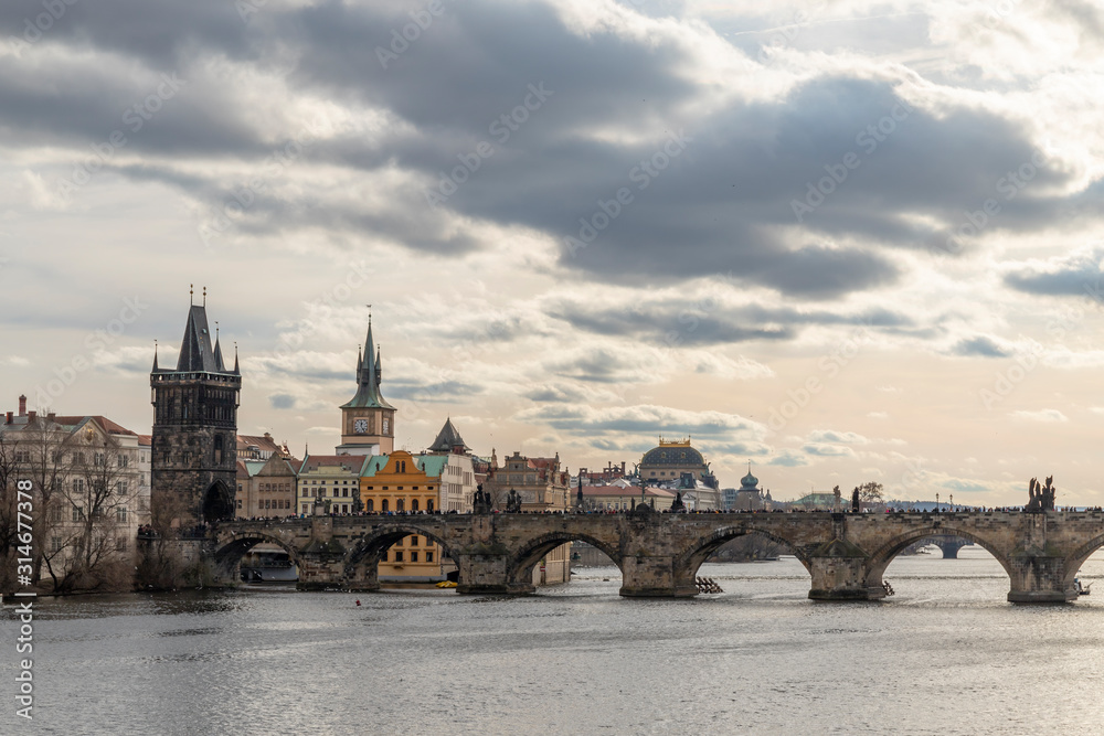 Prager Karlsbrücke bei mystischer Stimmung