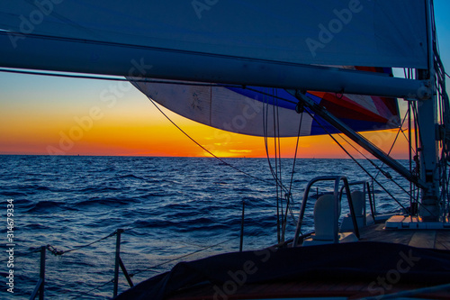 Fototapeta Naklejka Na Ścianę i Meble -  veleggiare al tramonto