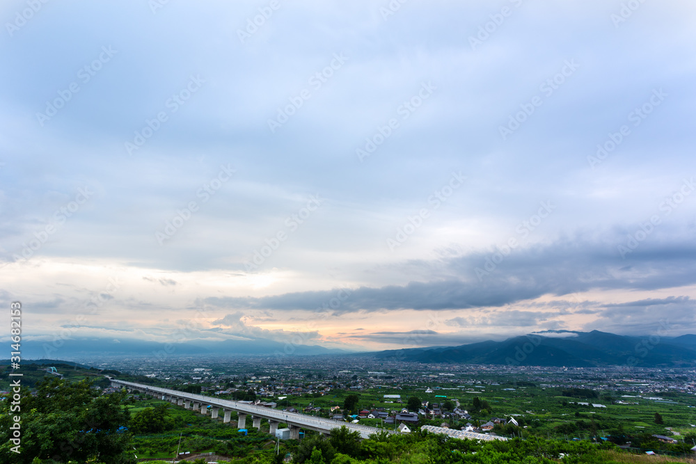 日本の山梨・6月、夕方の梅雨空