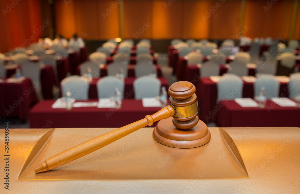 Ταπετσαρία Hammers auctioned in the room with a table