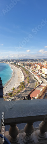 Blick vom Colline du Château auf die Promenade des Anglais in Nizza