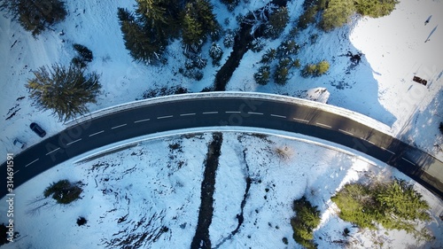 Strassenbogen im Schnee