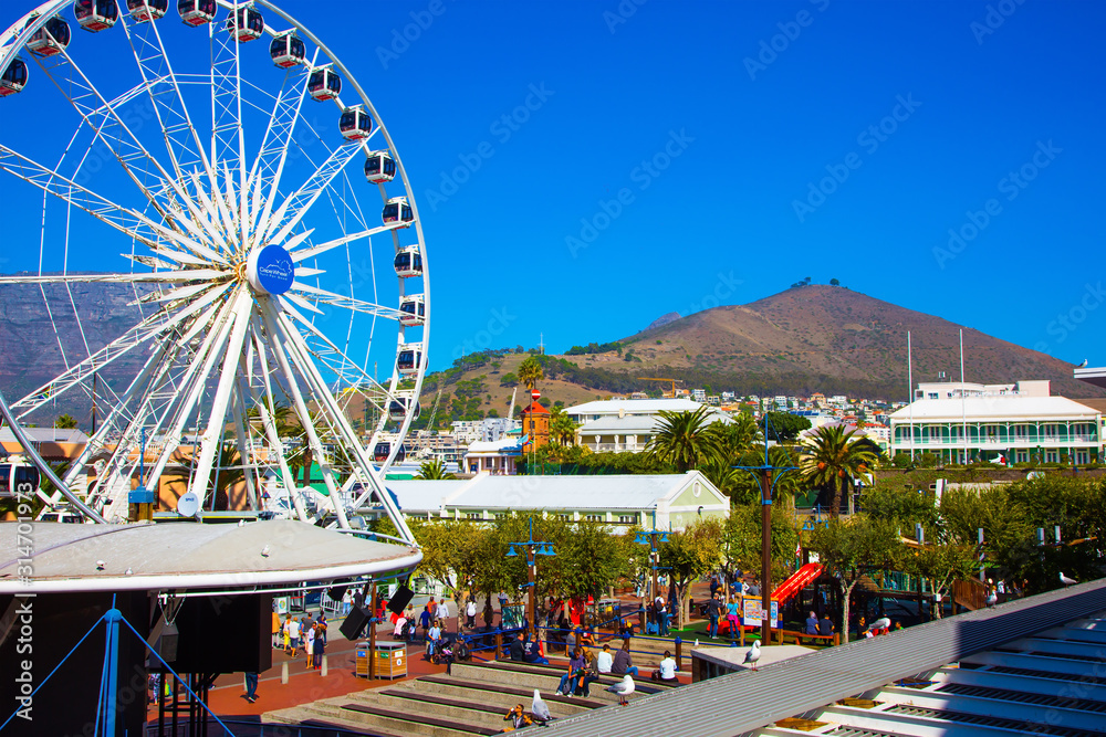 Obraz premium Wielki diabelski młyn w parku rozrywki