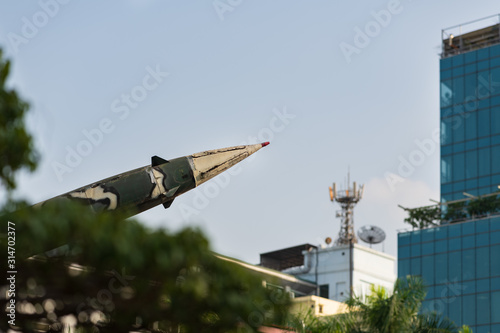 Un missile sol-air d'origine russe utilisé par l'armée vietnamienne pendant la guerre du Vietnam devant des bâtiments au Vietnam à Hanoï.