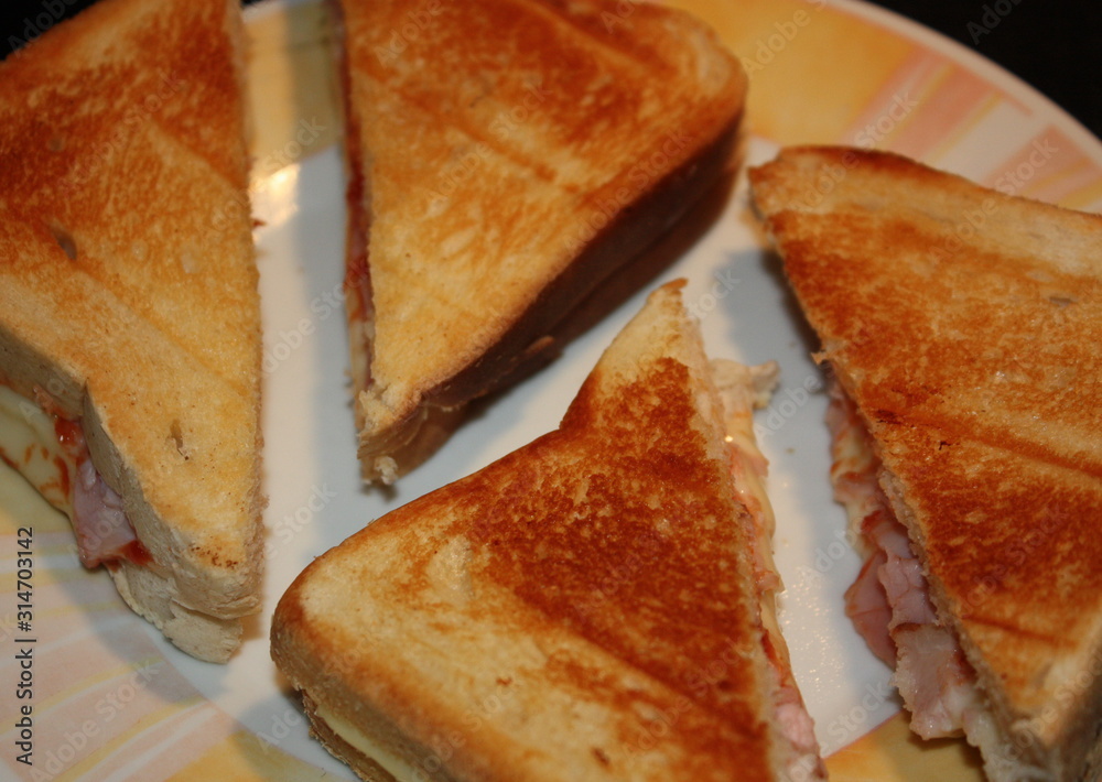 Getoastetes Sandwich mit Käse und Kochschinken Getoastetes Sandwich mit Käse und Kochschinken