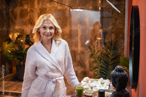 Fotografía Smiling mature lady preparing for beauty procedures