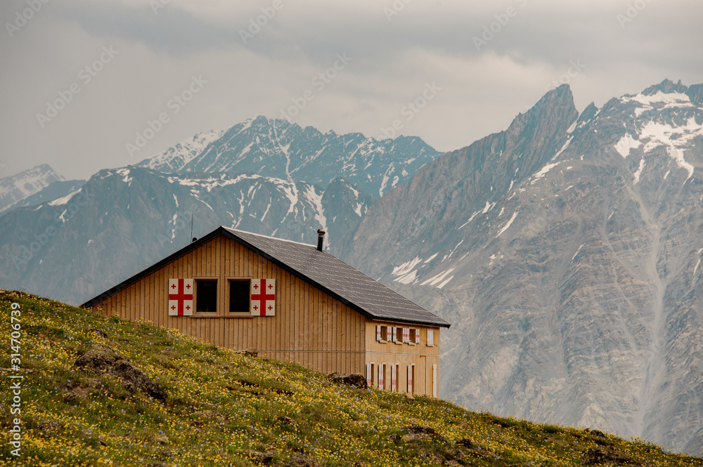 Obraz premium View at small mountain house with flags