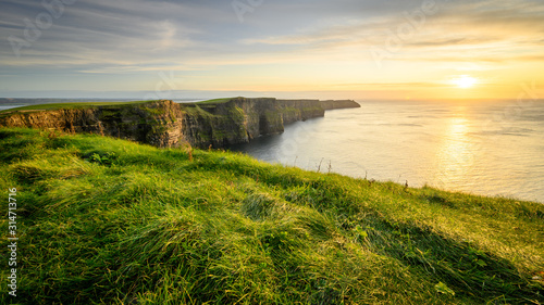 Tela Moher cliffs and atlantic ocean in Ireland