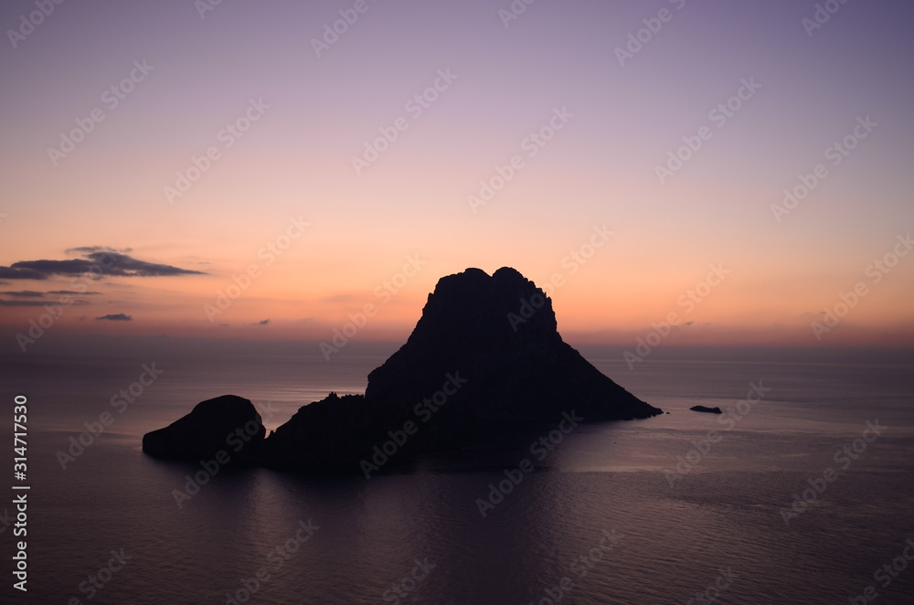 islotes a contra luz del atardecer en ibiza mar mediterraneo islotes a contra luz del atardecer en ibiza mar mediterraneo
