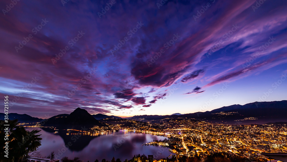 Naklejka premium Colori del crepuscolo sulla città di Lugano illuminata