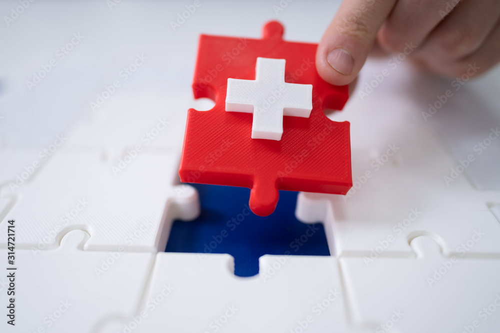 Obraz premium Man's Hand Solving Jigsaw Puzzle