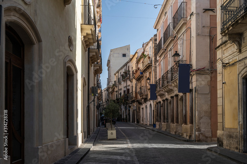 Fototapeta Naklejka Na Ścianę i Meble -  Picturesque street in Ortigia, Siracusa old town, Sicily, southern Italy