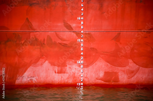 Billede på lærred A view of an ocean depth measurement for weight on the hull of a large oil tanker