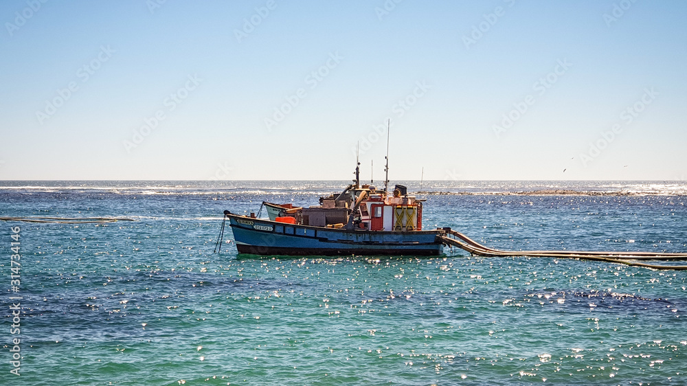 Fototapeta premium Diamond trawler/boat on the ocean