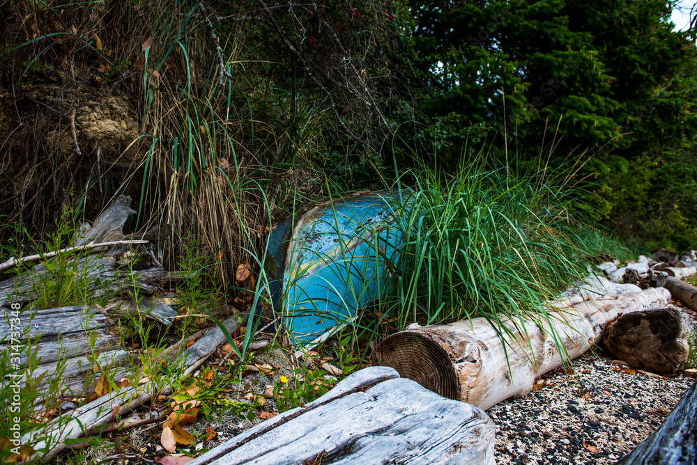 Obraz premium Old rowboat on beach
