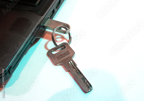 Fényképezés The key to the lock and a flash drive on the USB output of the laptop