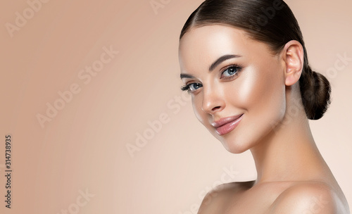 Fotografia Beautiful young woman with clean fresh skin on face