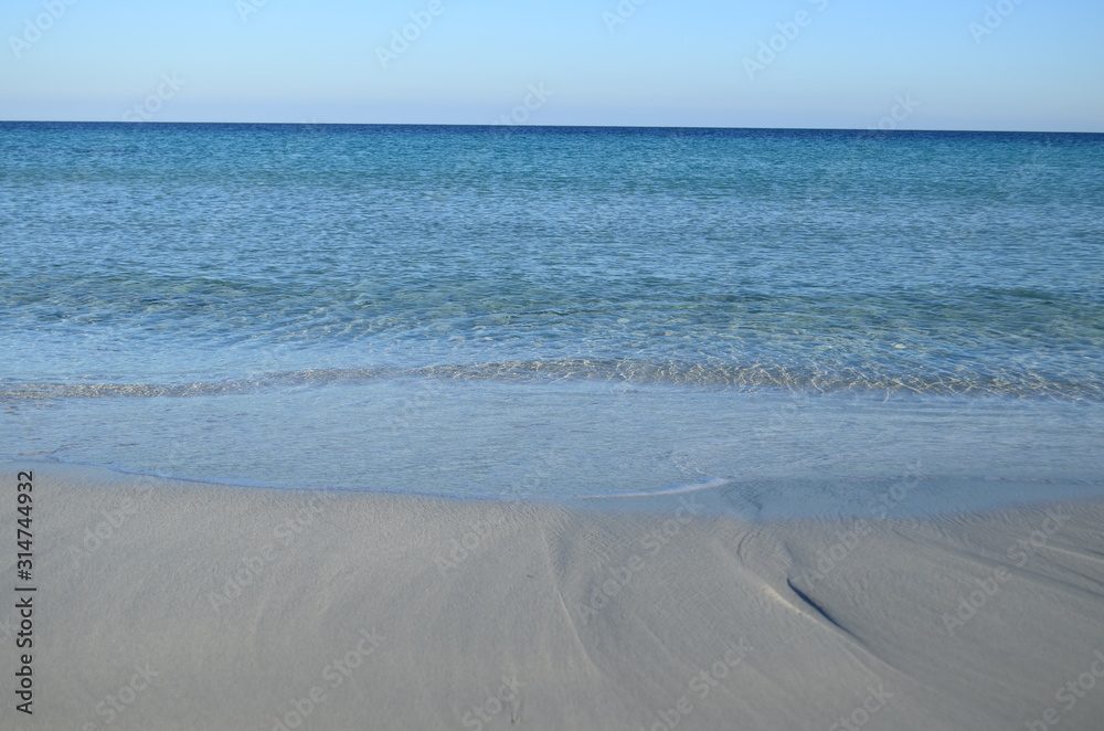 suave oleaje en la playa de la isla de formentera